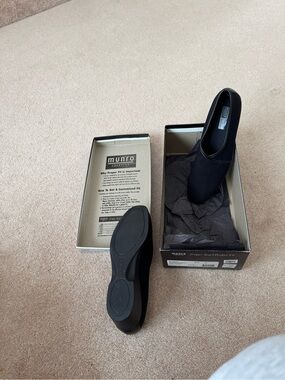 Munro Black Womens Slip-On wedges.  Great for casual or dress